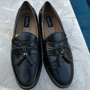 Bass & Co Men’s Black tasseled loafers. Mens sz 8. Leather excellent condition
